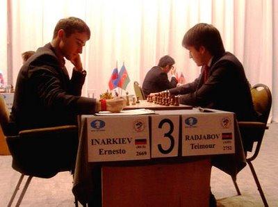 Photo ci-contre: Victoire hier d'Ernesto Inarkiev face au coleader Teimour Radjabov.
