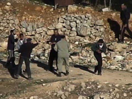 Un colon israélien (2ème à gauche) tire délibérément sur deux membres de la famille Abu Es'efan à Hebron