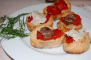 Crostini aux poivrons, fromage et anchois