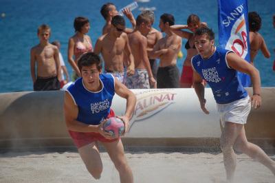 La passion du rugby... même en vacances, même sur la plage !
