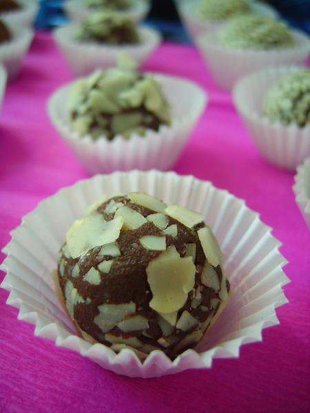 Truffes fantaisie au chocolat noir, marron et amande