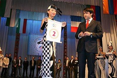 Le tirage des couleurs lors de la cérémonie d'ouverture. Ici, Teimour Radjabov avec le numéro 2.