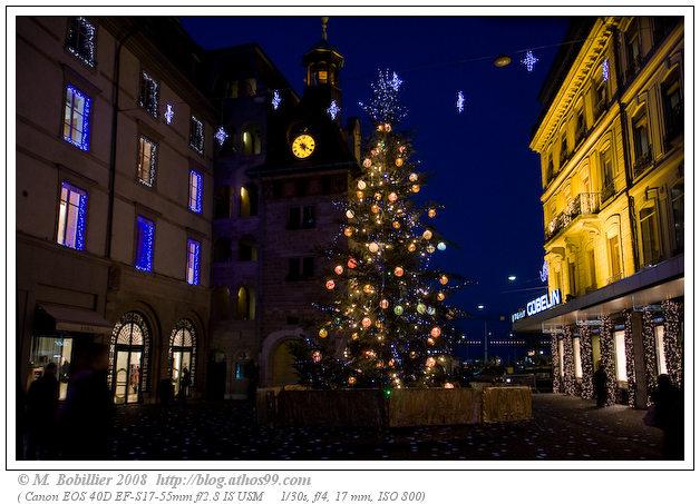 Sapin ou Arbre de Noël, place du Molard, décoration ville de Genève, Mourka Glogowski, Post Tenebras Lux, boule de verre murano
