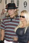 Avec Kid Rock; Pamela Anderson est une fois de plus très distinguée, appréciez son haut transparent