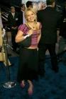 Hilary Duff en 2002 à 15 ans : vêtements colorés, couettes, sourires un rien forcé et maquillage sobre, elle veut être un modèle pour les jeunes filles 