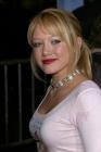 Hilary Duff en 2003 : maquillage outrancier et tenue un peu plus serrée, Hilary a pris conscience de son potentiel de séduction