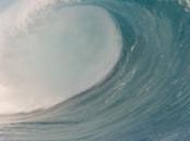 surfeur coincé entre vague digue