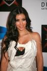 Kim Kardashian essaie toutes les formes de tops, avec plus ou moins de bonheur