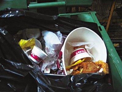 Dans un KFC à Hong Kong, on vous sert directement depuis la poubelle