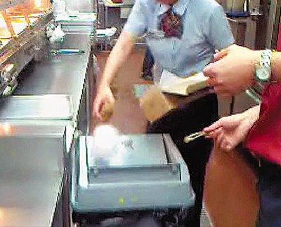 Dans un KFC à Hong Kong, on vous sert directement depuis la poubelle