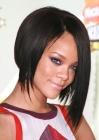 Les cheveux racourcissent, le rouge à lèvres s'intensifie, Rihanna devient une femme