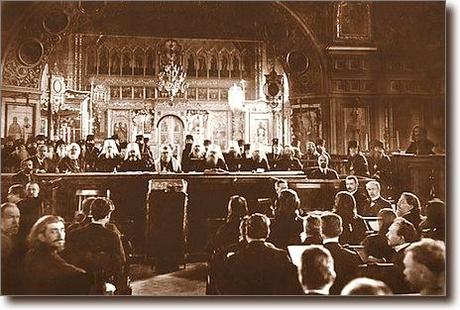 Поместный собор Православной Российской Церкви 1917-1918 гг. Президиум: Святейший Патриарх Тихон, слева - митрополит Новгородский и Старорузский Арсений (Стадницкий), справа - митрополит Харьковский и Ахтырский Антоний (Храповицкий). Фотография. 1917 г.