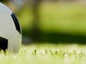 Exclu terrain, footballeur revient armé d'une épée