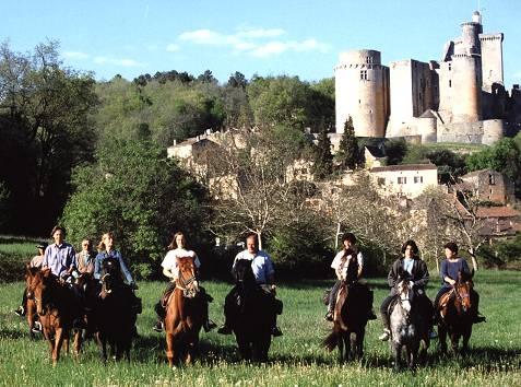 Randonnee equestre Léquitation: seul ou en groupe? photo cheval