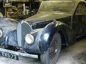Bugatti Type Atlante remisée dans garage pendant