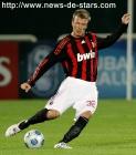 David Beckham balle au pied sous le maillot du Milan AC 