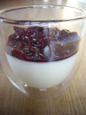 Panna cotta à l'amande amère, compotée de cerises