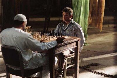 Une scène avec un jeu d'échecs