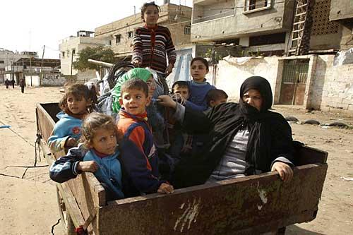Gaza accès bloqués pour ambulances, brancardiers vont pied
