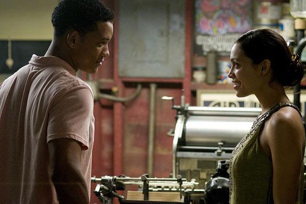 Rosario Dawson et Will Smith. Sony Pictures Releasing France