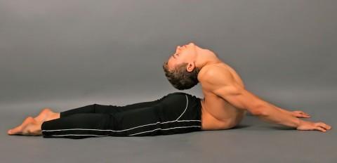 dima-shine-contorsionniste-beau-mec