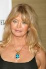 Goldie Hawn a son médaillon protecteur autour du cou