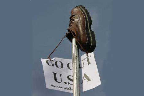 Georges Bush, chaussures volantes et vengeance symbolique