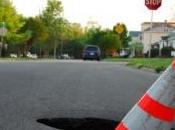 trou forme dans trottoir, causant chute d'une passante cavité mètres profondeur