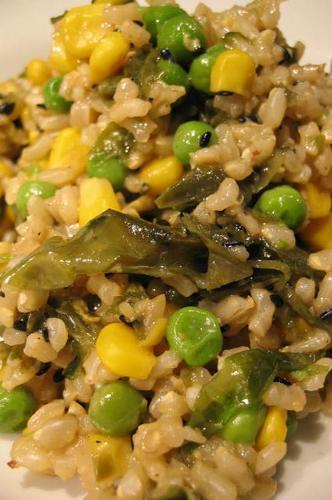 Wok de riz complet aux légumes et aux algues