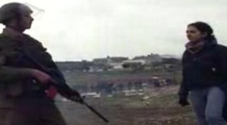 capture écran de la vidéo présentée comme étant celle d'une Palestinienne face à un soldat