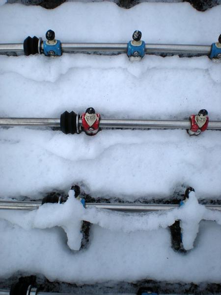 Le terrain de foot pris sous l'avalanche