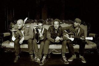 Le groupe Coldplay joue aux marionnettes
