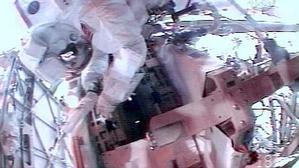 Une astronaute perd sa boite à outils dans l'espace