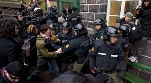 Avec la crise, la contestation gagne en Europe