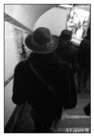 femme_chapeau_metro_2