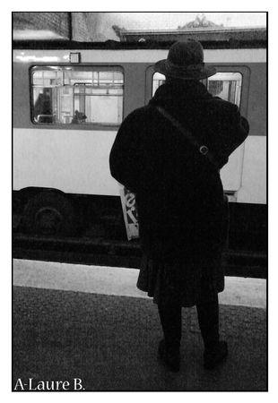 femme_chapeau_metro_4