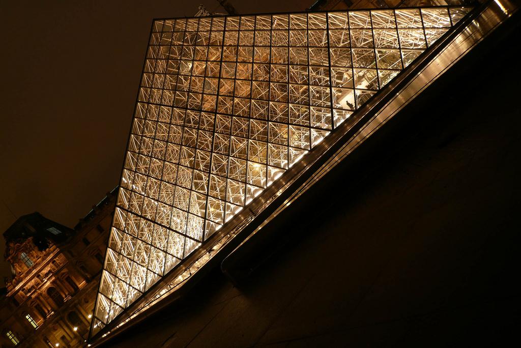 Pyramide du Louvre (827)