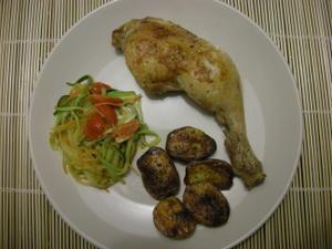 Cuisse de poulet au four avec sa julienne de légumes et ses pommes de terre
