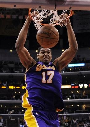 Andrew Bynum nommé joueur de la semaine