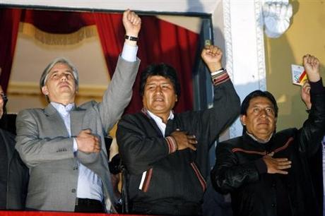 - Le président Morales (au centre) vient d'apprendre la victoire au référendum constitutionnel (25-1-2009) - AFP - Javier Mamani -