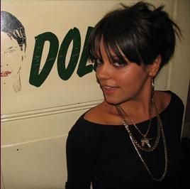 Papa Allen aimerait que Lily ferme sa gueule, et on le comprend !