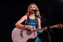 Sur scène, même la guitare de Taylor Swift est à paillettes