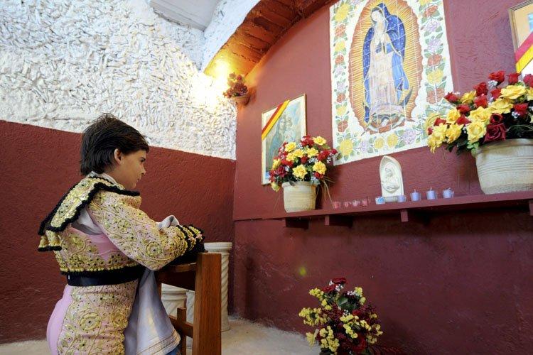 Michelito, l'enfant torero, tue six taureaux