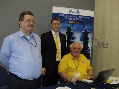 Laurent Freyd entouré par les organisateurs © Chess & Strategy 