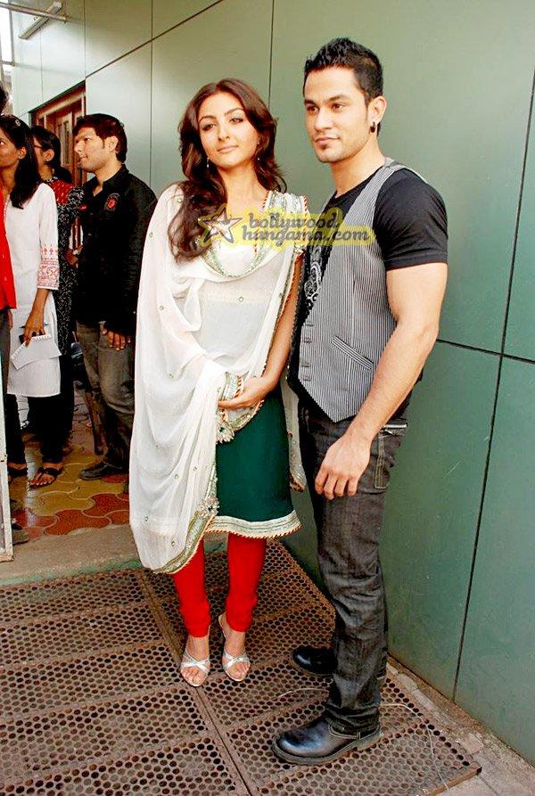 [PHOTOS] Soha Ali & Kunal Khemu on Indian Idol
