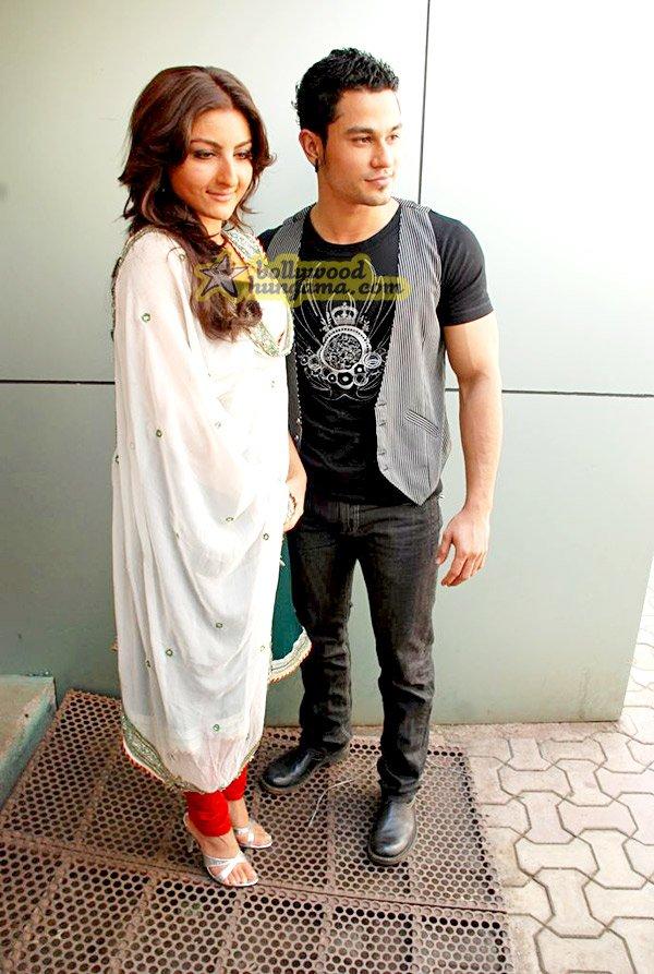 [PHOTOS] Soha Ali & Kunal Khemu on Indian Idol