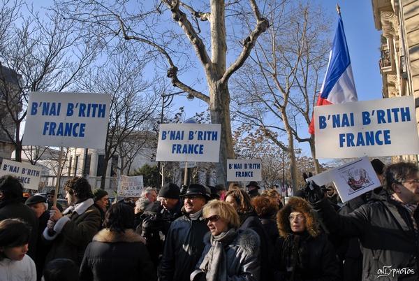 rassemblement devant la représentation diplomatique du Vatican à Paris