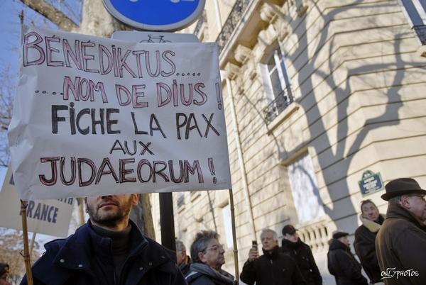 rassemblement devant la représentation diplomatique du Vatican à Paris