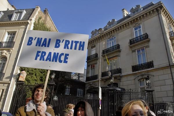 rassemblement devant la représentation diplomatique du Vatican à Paris