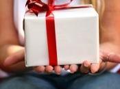 soldat rentré d'Irak s'emballe papier cadeau pour l'anniversaire fils